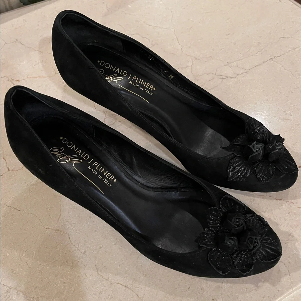 Donald J Pliner Black Suede Floral Heels 7 Medium Good Condition